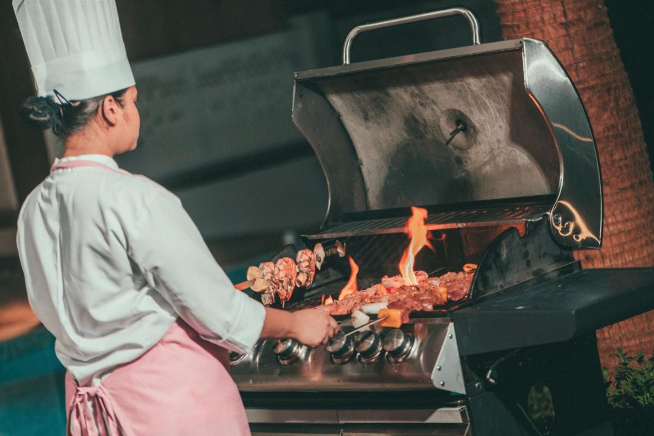 Al Messila, A Luxury Collection Resort & Spa, Doha Luaran gambar A chef cooking on a gas grill