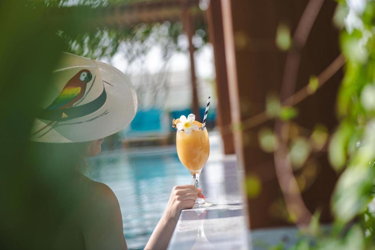 Al Messila, A Luxury Collection Resort & Spa, Doha Luaran gambar A woman holding a cocktail