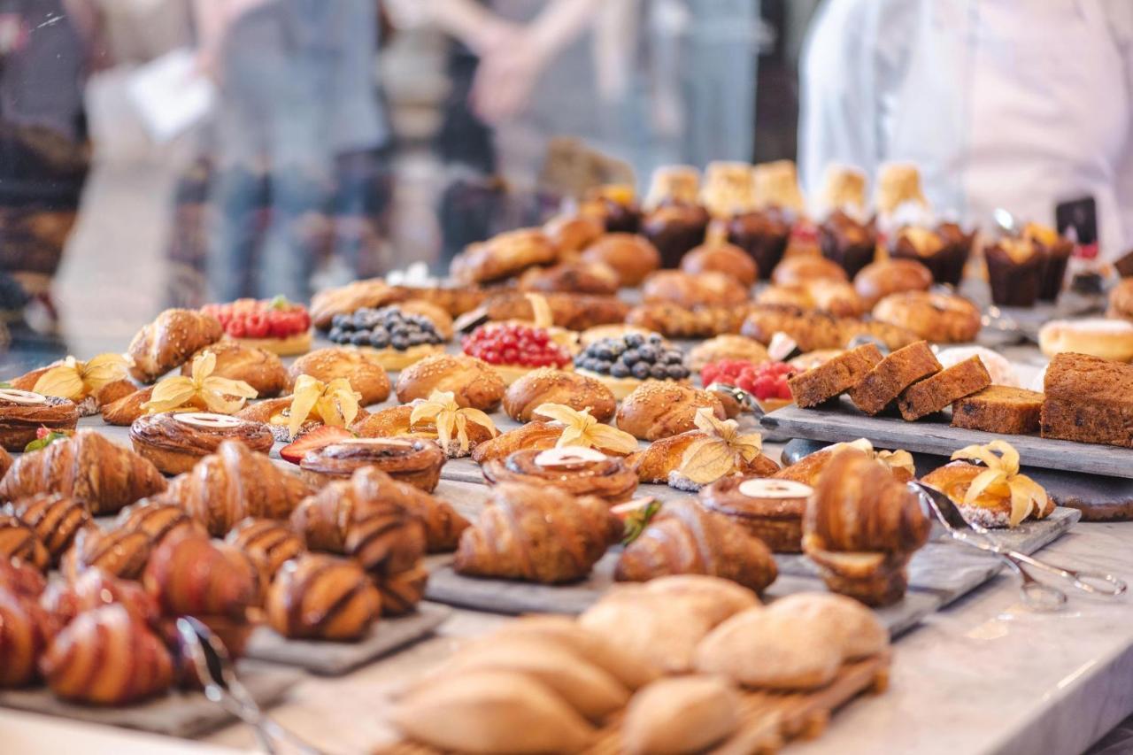 Al Messila, A Luxury Collection Resort & Spa, Doha Luaran gambar A selection of pastries