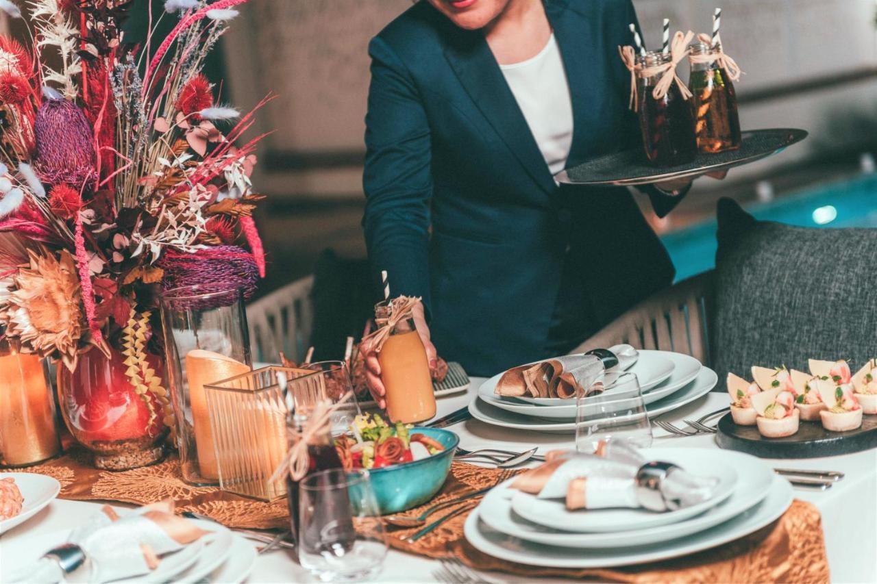Al Messila, A Luxury Collection Resort & Spa, Doha Luaran gambar A server at work