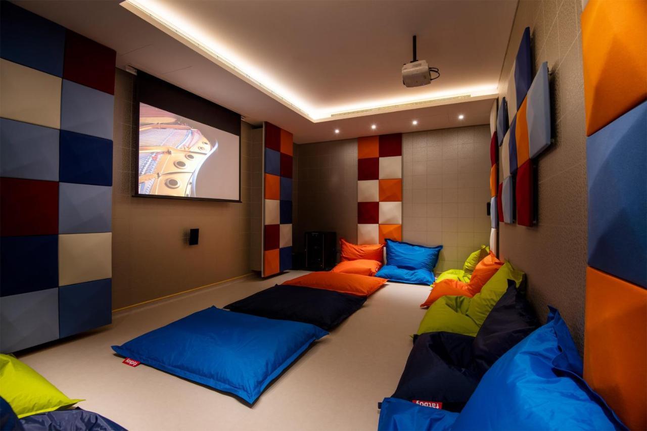Al Messila, A Luxury Collection Resort & Spa, Doha Luaran gambar A home theater with a projector