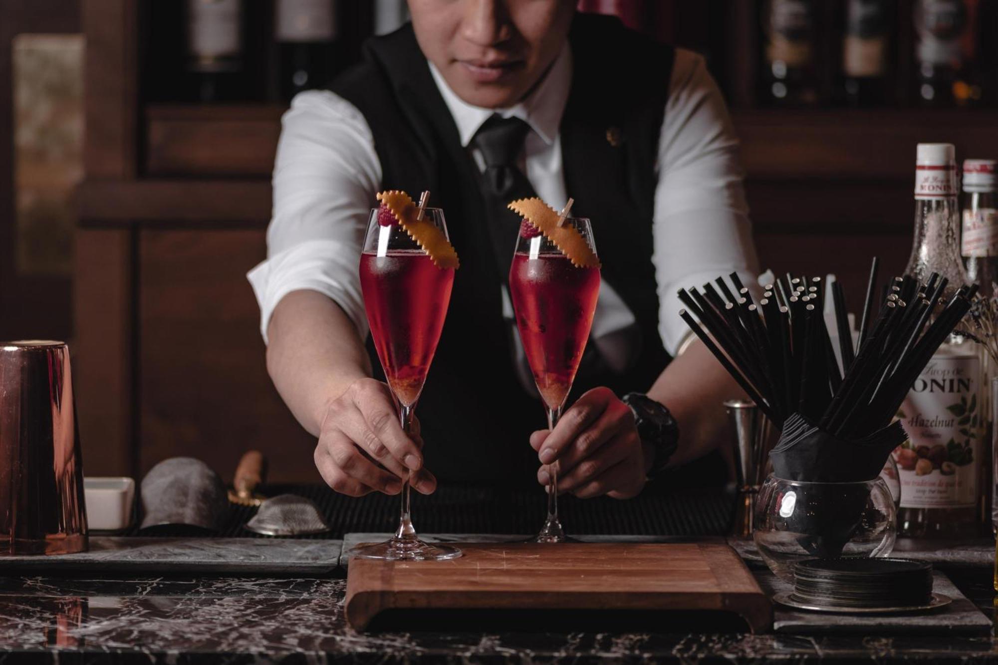 Al Messila, A Luxury Collection Resort & Spa, Doha Luaran gambar A bartender serving cocktails